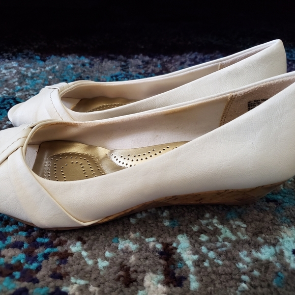 Dexflex Comfort Flats with Wedge Heel Cream 8W - Picture 3 of 8
